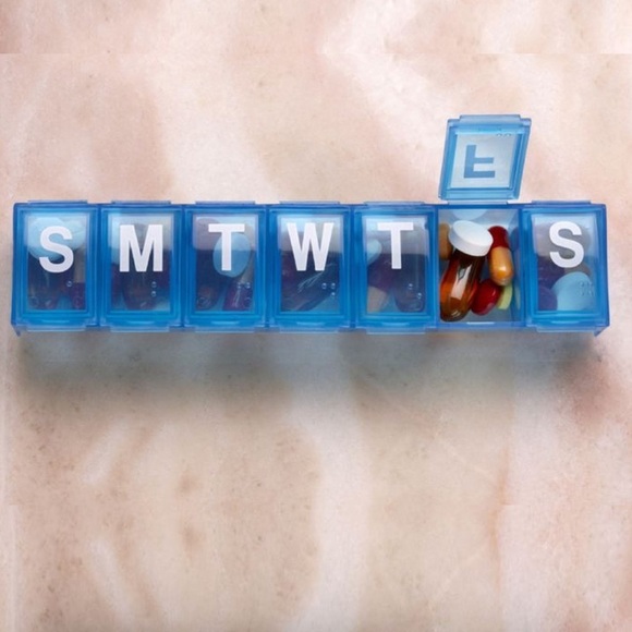 Weekly 7-Day Pill Organizer, Days of the Week Locked Container - Picture 5 of 16